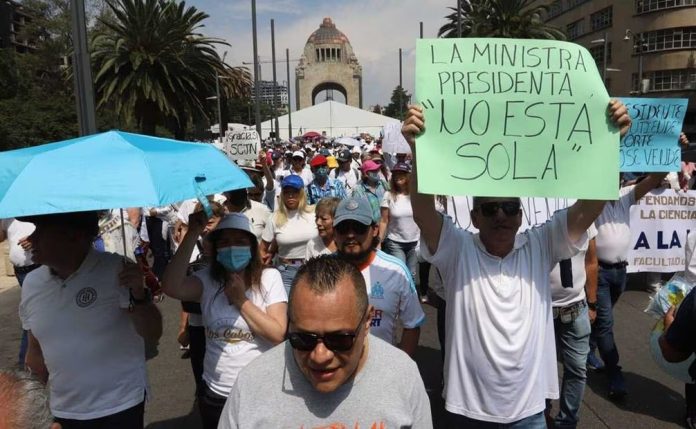 Hombre de la tercera edad sufre paro cardiaco en plena marcha a favor de Norma Piña en Nuevo León
