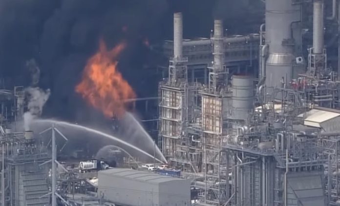 Reportan incendio tras explosión en planta industrial de Deer Park 