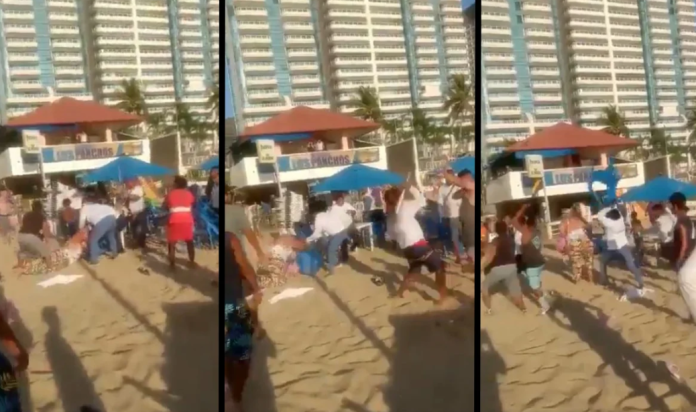 Turistas y vendedores se agarran a palazos en Acapulco