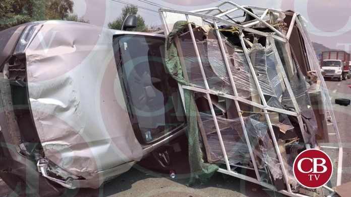 Chocan, se despedazan y terminan volcados camioneta y auto en la Morelia-Salamanca