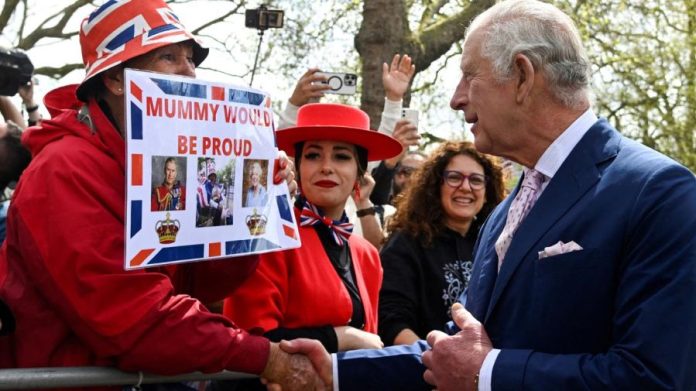 Carlos III y el príncipe Guillermo saludan por sorpresa a ciudadanos apostados cerca de Buckingham