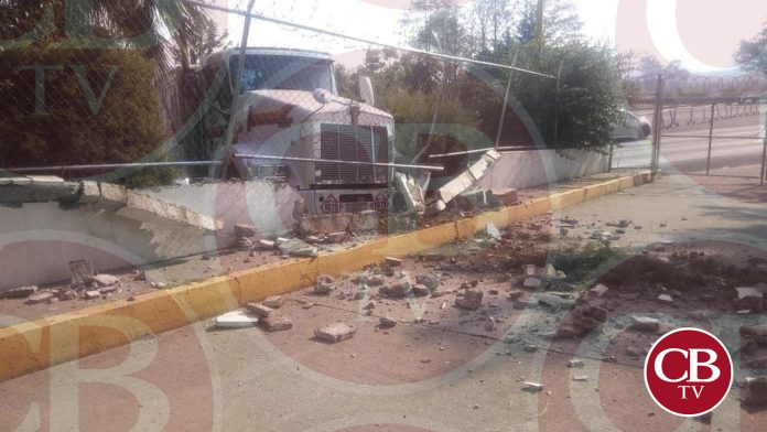 Tráiler destruye barda en la caseta de Zinapécuaro