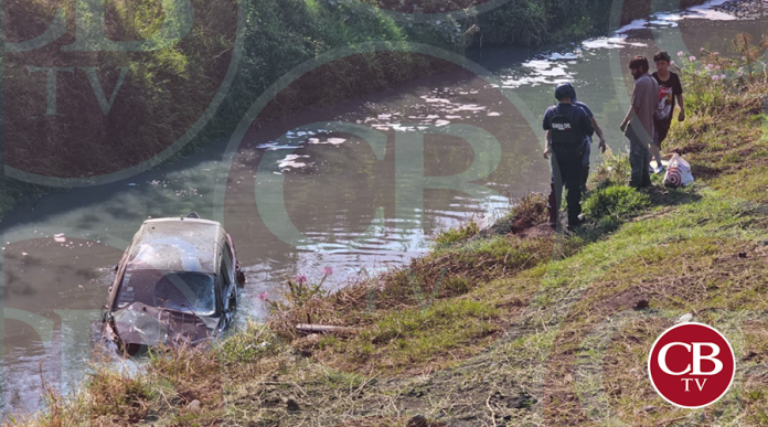 Dos jóvenes terminan nadando entre aguas negras