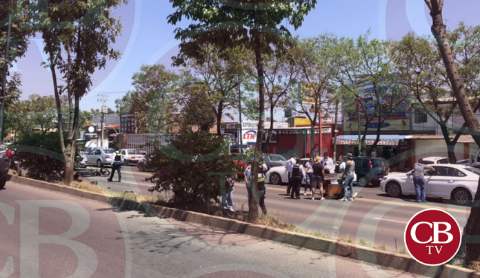 Motocicleta atropella a una mujer en la Madero Poniente