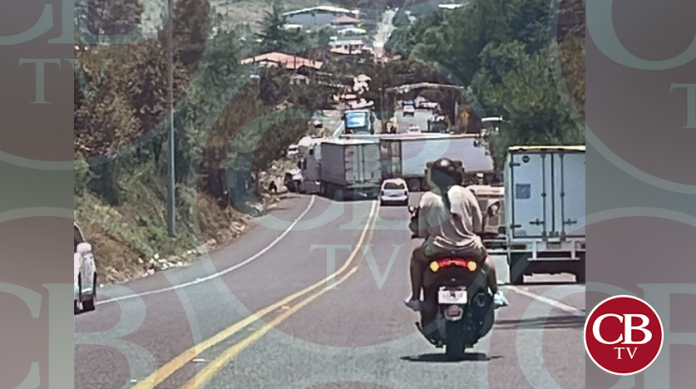 Bloquean carretera Uruapan-Los Reyes
