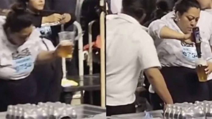 Exhiben a vendedora de cervezas que recicla las ‘sobras’ para llenar vasos