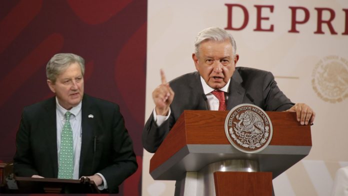 AMLO llama a no votar por el senador republicano John Kennedy, tras insultos a México