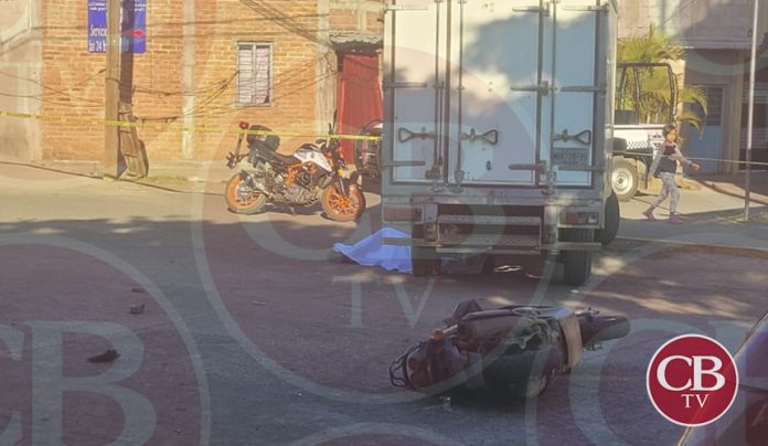 Motociclista termina muerto al chocar una camioneta en Los Reyes