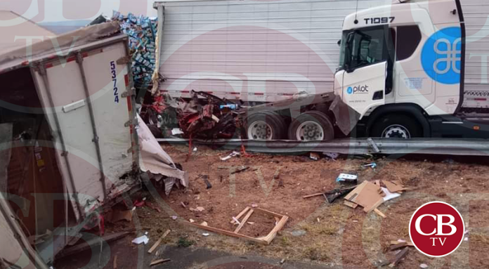 Tres muertos aplastados por dos tráileres en la pista de Occidente