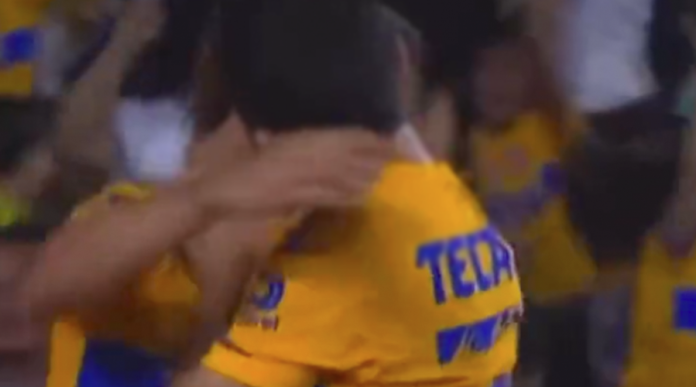 Sebastián Córdova y Juan Pablo Vigón se besan en la cancha