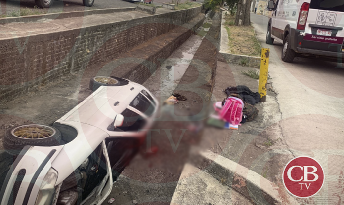 Auto cae a canal de agua con papá e hijo a bordo