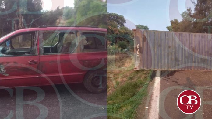 Se desprende contenedor de tráiler y daña camioneta familiar