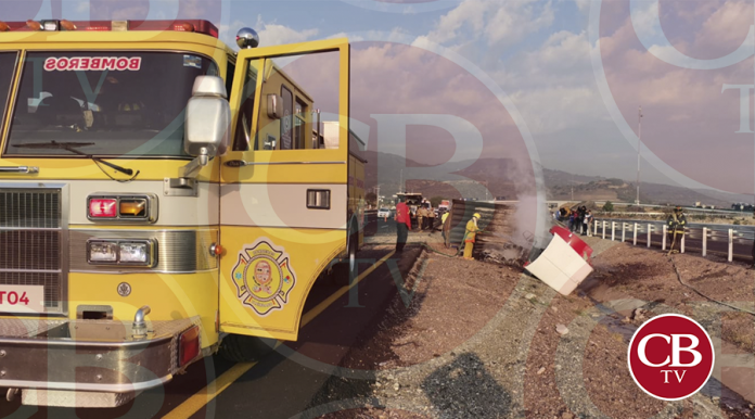 Tráiler vuelca y se incendia en Copándaro