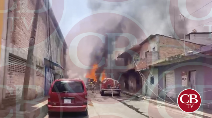 Camioneta choca tortillería y se incendia casi media cuadra