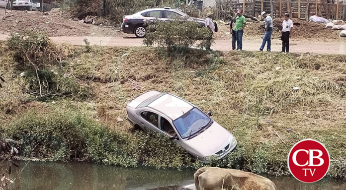 No le coloca el freno y su auto cae a un río de Morelia