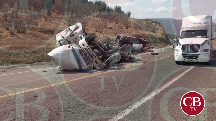 Vuelca su tráiler y sale ileso en la Siglo XXI