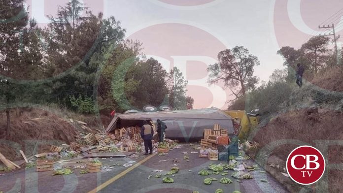 Vuelca torton y deja regados los plátanos en la Uruapan-Paracho