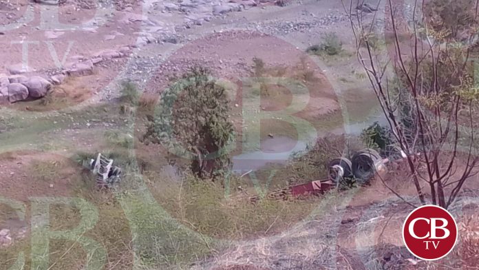Tráiler se desbarranca y chofer vive para contarlo