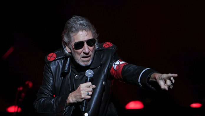 VIDEO: Roger Waters desata la polémica al vestirse con un disfraz nazi en Berlín