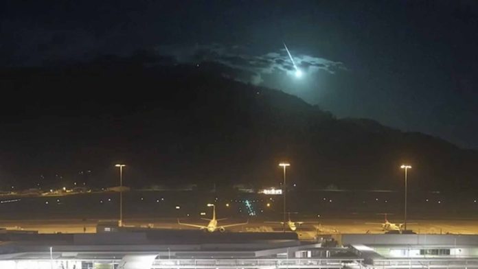 ¡Impresionante! Meteorito verde cae en Australia
