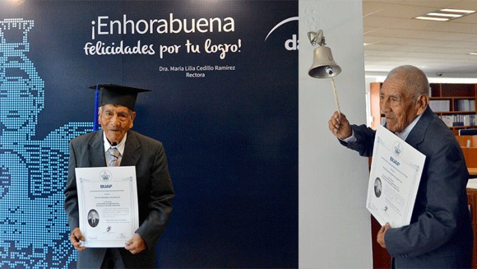 A los 86 años, don Felipe Espinosa se titula de ingeniero en la BUAP