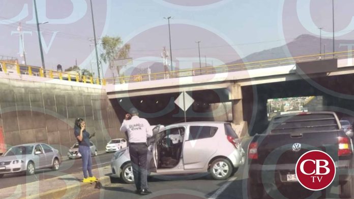 Pierde el control y se sube al camellón en el libramiento