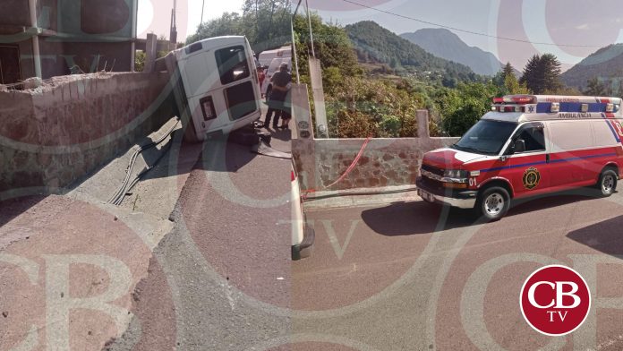 Fémina se mata al volcar su camioneta