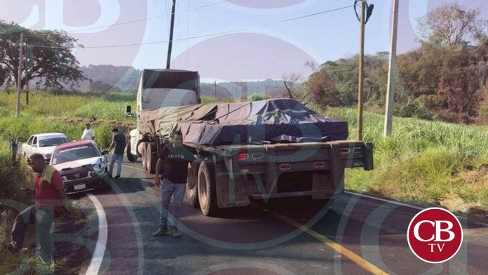 Tráiler embiste a un taxi en el camino a Chupio
