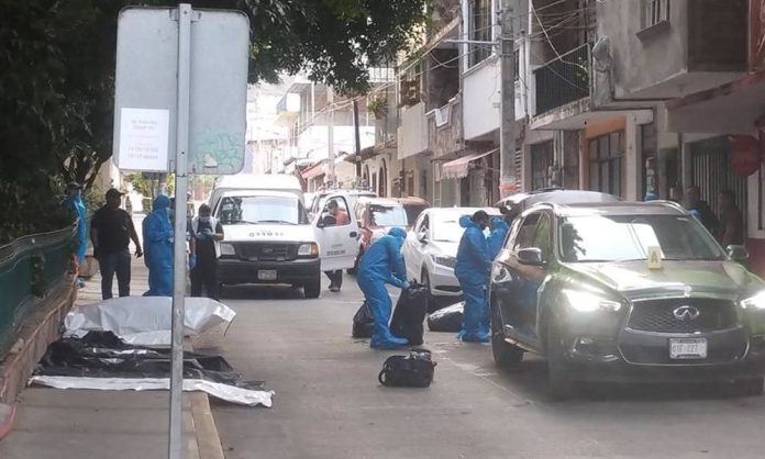Abandonan restos de 7 personas frente a iglesia de San Mateo, en Guerrero
