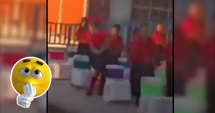 Video: Por andar de cochina maestra reproduce conversación íntima en plena graduación