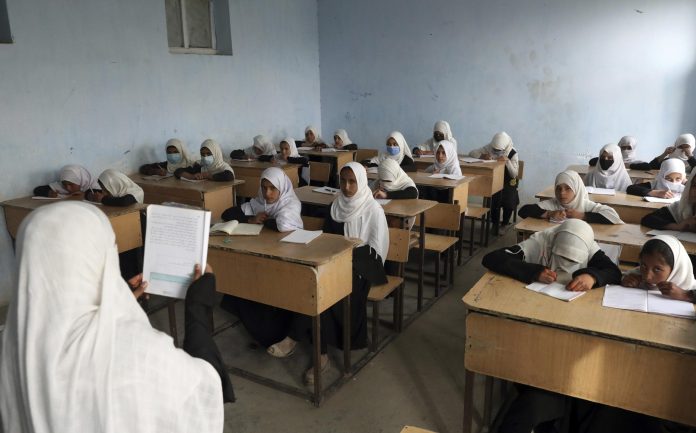 82 estudiantes afganas de nivel primaria envenenadas dentro del plantel
