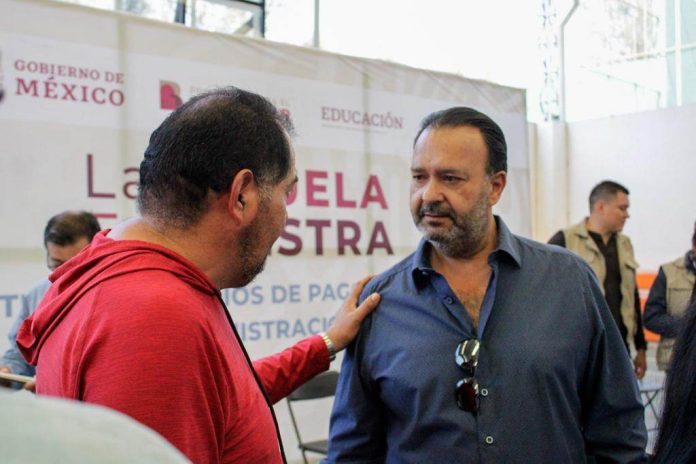 Educación lo más importante, aseguró el alcalde Julio Alberto Arreola Vázquez durante la entrega de tarjeta del Programa La Escuela es Nuestra