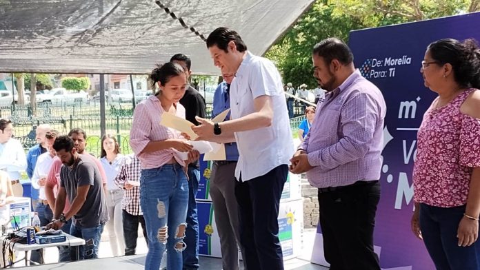 Ayuntamiento regala 765 calentadores solares a familias morelianas