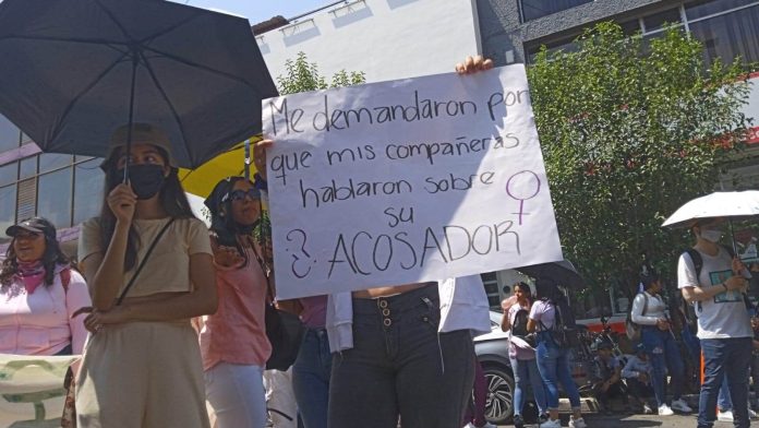 Mujeres normalistas denuncian acoso de sus profesores