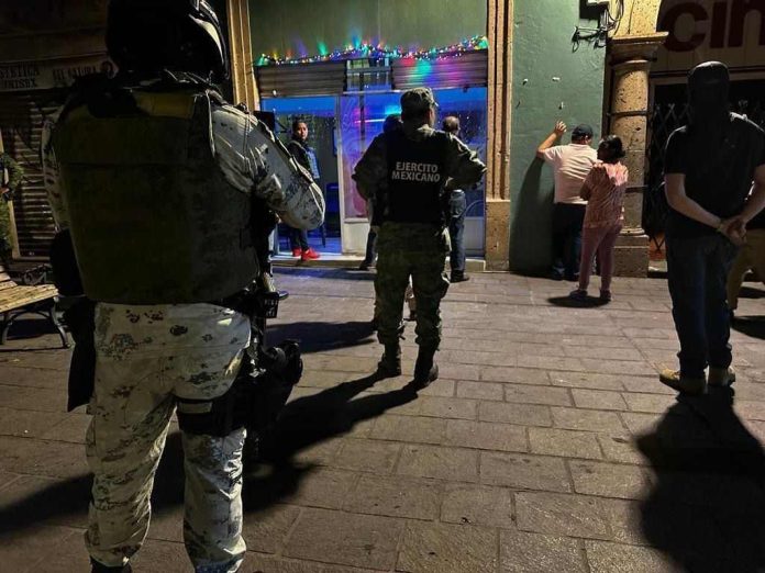 En cateo, asegura FGE bar por su posible relación en conductas ilícitas; una pareja fue detenida