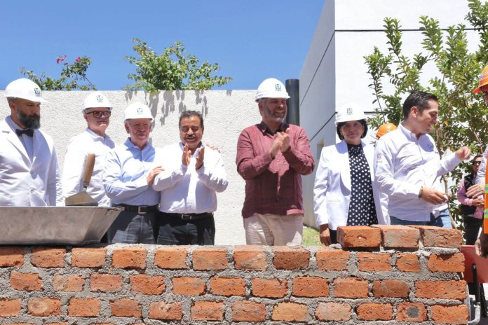 Coloca Bedolla primera piedra de Unidad de Hemodiálisis en IMSS La Piedad