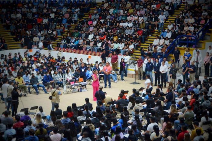Listos para buscar un lugar en la UMSNH, aspirantes a carreras de las Ciencias Económico Administrativas