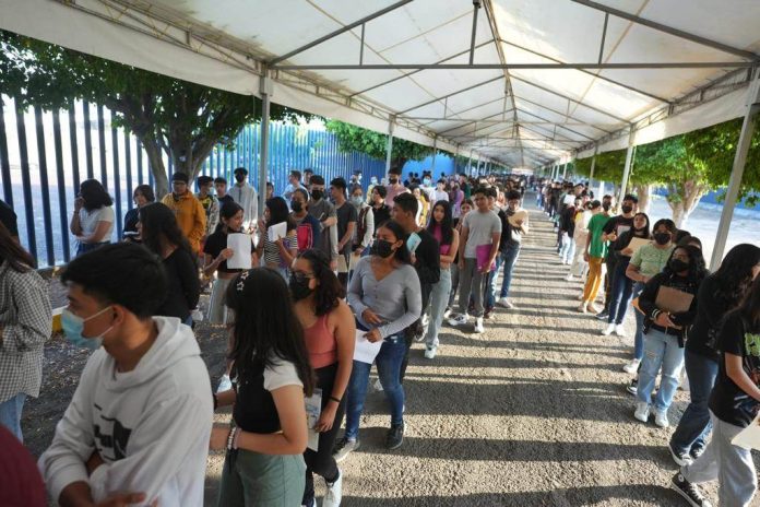 Arranca jornada de exámenes para aspirantes a Bachillerato y a Técnico en Enfermería de la UMSNH