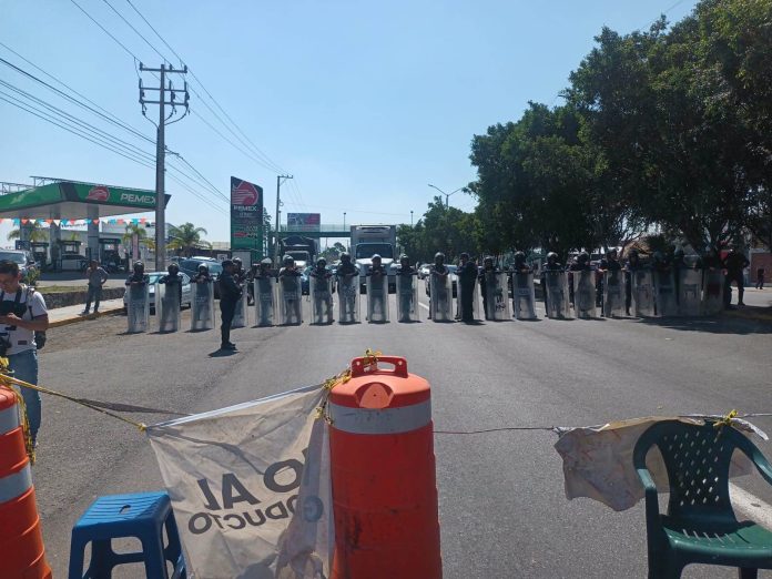 Bloquean libramiento por exigencia de cancelar obra de gasoducto en Morelia