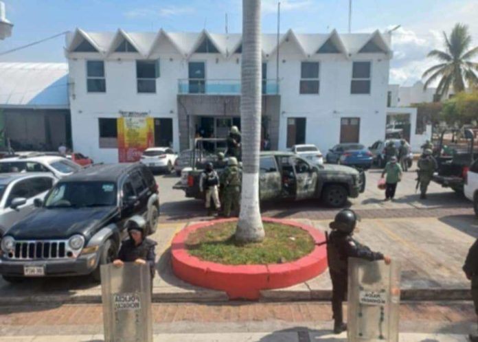 Ejército revisa armamento de Policía Preventiva de Múgica