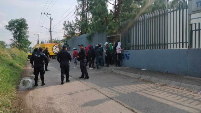 Normalistas vuelven a las andadas, saquean camioneta de Sabritas