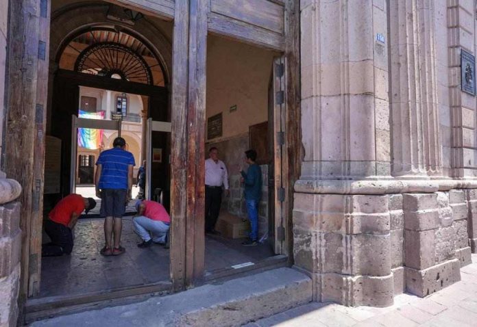 Mayor seguridad en las preparatorias de la UMSNH; instalan arcos detectores de metal