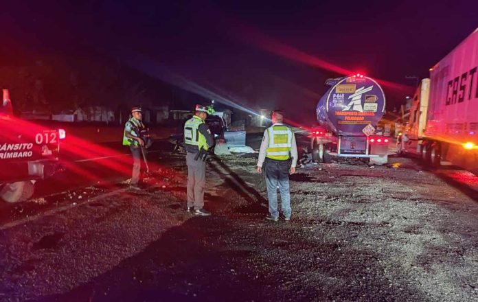Muere mujer al impactar su auto contra camión; hay tres heridos más