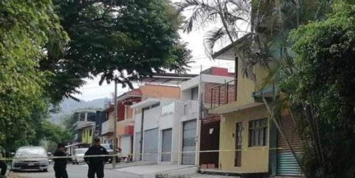 Le pegan un tiro en la cabeza dentro de una tienda de abarrotes