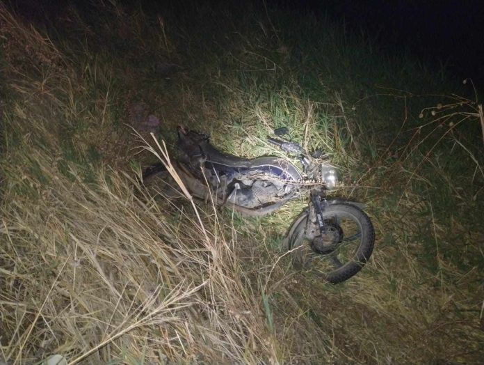 Muere motociclista al estrellarse contra un auto