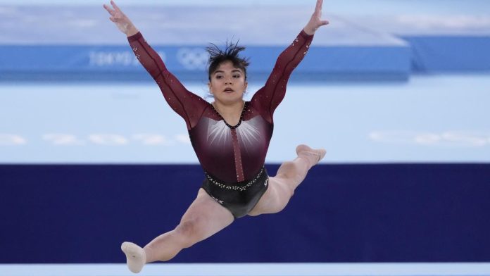 Alexa Moreno sufre fuerte caída en las barras asimétricas