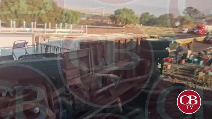 Vuelca camión con miles de aguacates en la México-Guadalajara