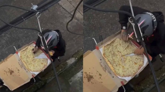 Captan a repartidor comiéndose la pizza que iba a entregar