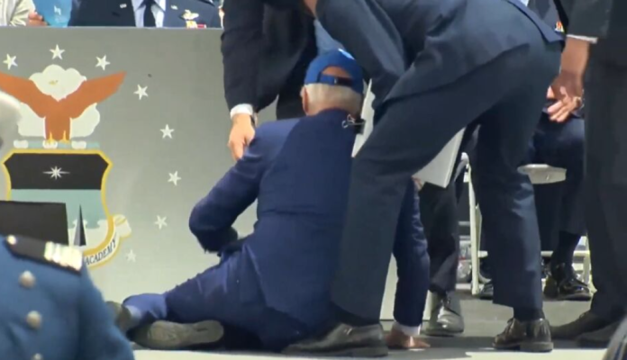 Joe Biden se cae repentinamente durante acto de la Fuerza Aérea de Estados Unidos
