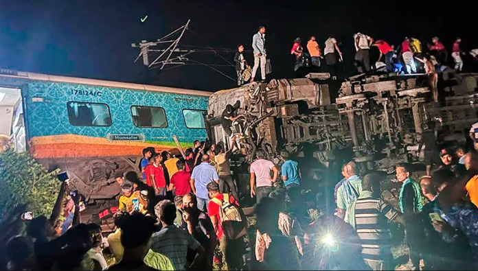 Triple choque de trenes deja 30 muertos y 600 heridos en India